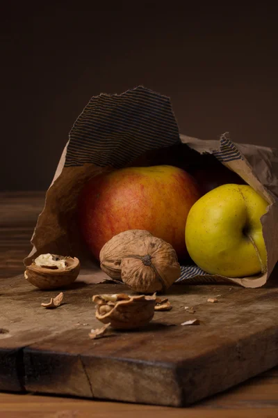 Pommes dans un paquet de papier — Photo