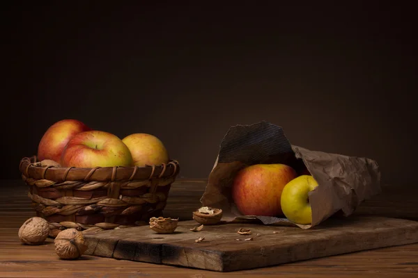 Яблоки в плетеной корзине — стоковое фото