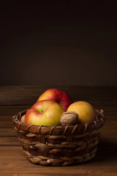 고리 버들 세공 바구니에 사과 — 스톡 사진