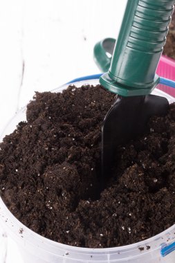 Bahçecilik aletleri, bitki ve toprak 