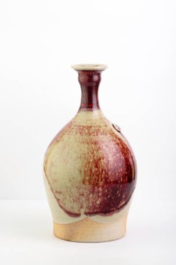 Beyaz arkaplanda el yapımı vazo resmi