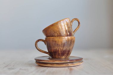 Gövdeli çömlek bardaklarının bir resmi