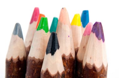 Nötrlall arkaplan üzerinde bir resim veya renkli kalemler