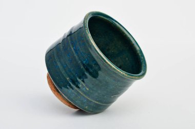 Mavi ve yeşil çömlek kabı.