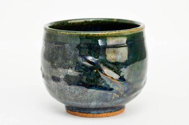 Mavi ve yeşil çömlek kabı.