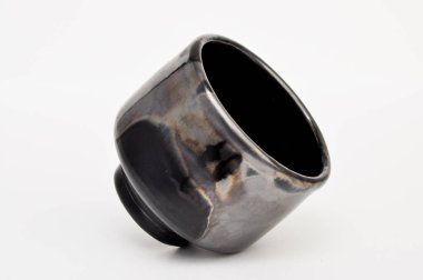 Gümüş ve siyah çömlek kabı.