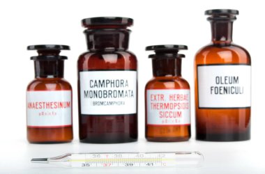 Beyaz termometresi olan şişelerin görüntüsü