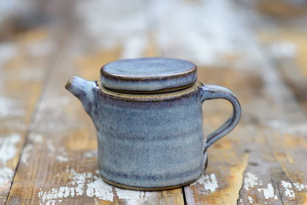 蓝色日本传统茶壶放在桌上 — 图库照片