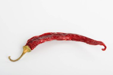 Beyaz üzerine kuru biber resmi.