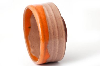 Beyaz arkaplanda çömlek bardağının bir resmi