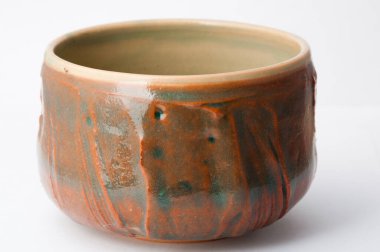 Kahverengi el yapımı çömlek kasesi.