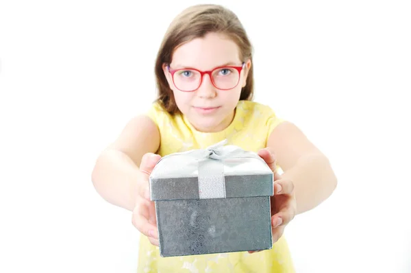 Изображение Молодой Девушки Подарочной Коробкой Лицензионные Стоковые Фото
