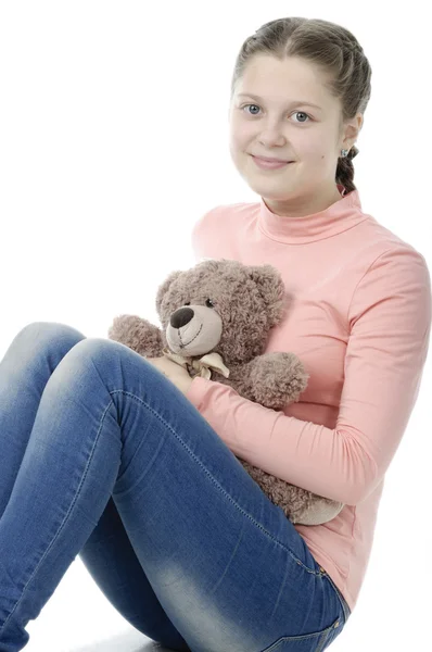 Portrét hezká holčička drží medvídek na bílém pozadí — Stock fotografie