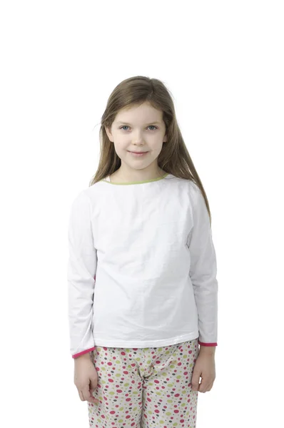 Маленькая девочка в ночной рубашке на белом — стоковое фото