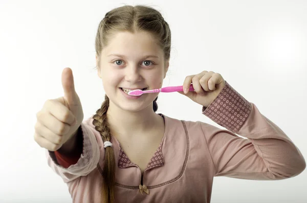 Leuk meisje tandenpoetsen op wit — Stockfoto