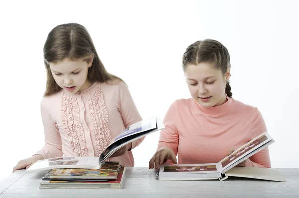 어린 소녀 흰색 테이블에서 책을 읽으십시오 로열티 프리 스톡 사진