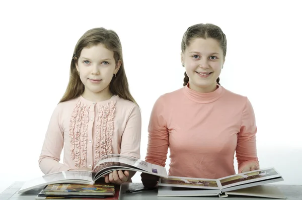 Meninas pequenas ler livros na mesa em branco — Fotografia de Stock