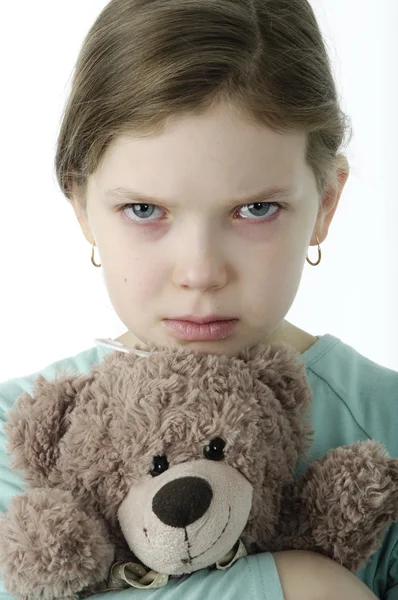 Portret van kleine meisjes huilen houden teddybeer op wit — Stockfoto