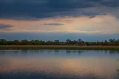 Akşam günbatımı bir gölet üzerinde