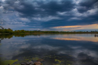 Akşam günbatımı bir gölet üzerinde