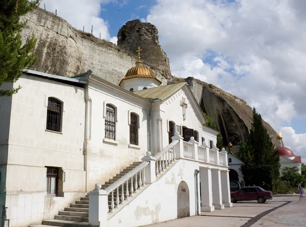 СЕВАСТОПОЛЬ, КРИМЕА - 13 августа 2012 года: Инкерманский пещерный монастырь, Севастополь — стоковое фото