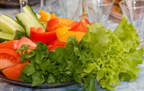 Verduras frescas en un plato —  Fotos de Stock