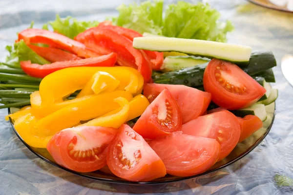 Verduras frescas en el plato —  Fotos de Stock