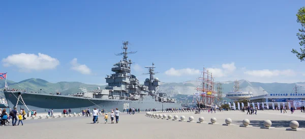 RUSIA, NOVOROSSIYSK - 9 DE MAYO DE 2014: Crucero de artillería "Mikhail Kutuzov" en el puerto de Novorossiysk . —  Fotos de Stock