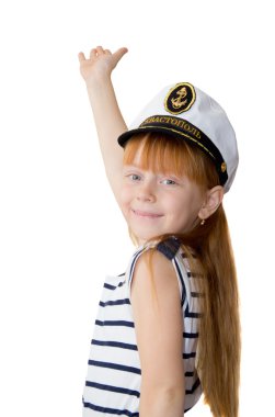 Beyaz arka plan üzerinde deniz şapkalı kız