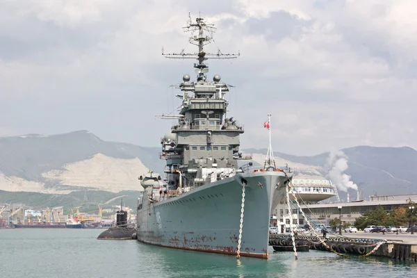 NOVOROSSIYSK, RUSSIA, APRIL 23. Artillery cruiser "Mikhail Kutuzov" in the port of Novorossiysk — Stock Photo, Image