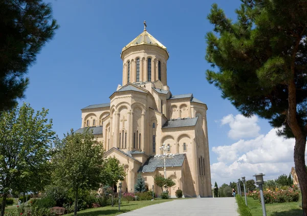 До Святої Трійці собор Тбілісі, широко відомий як Самеба, є головний кафедральний собор грузинської православної церкви розташована в Тбілісі, столиці Грузії — стокове фото