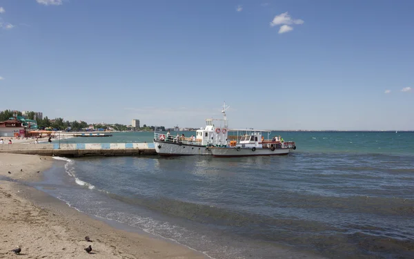 Pleasure boat at the pier — Stock Photo, Image