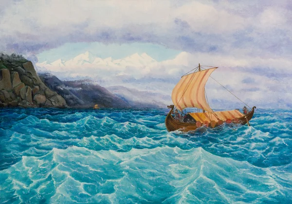 Ладья с викингами плывет вдоль скалистого берега — стоковое фото