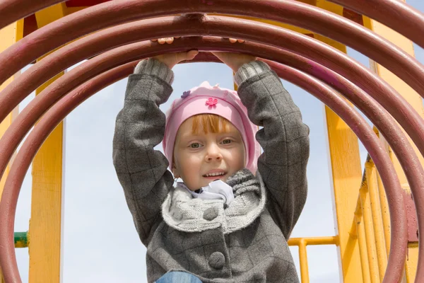 Attraente bambina su attrezzature parco giochi all'aperto — Foto Stock