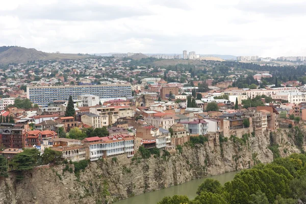 TBILISI, GEORGIE - 8 AOÛT : Vue de dessus de Tbilissi le 8 août 2013. Tbilissi est la capitale de la Géorgie — Photo