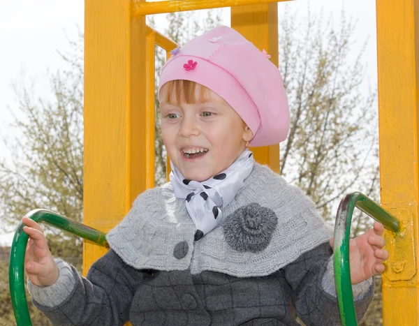 Attraente bambina su attrezzature parco giochi all'aperto — Foto Stock