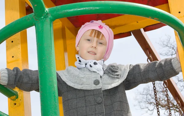 Attraente bambina su attrezzature parco giochi all'aperto — Foto Stock