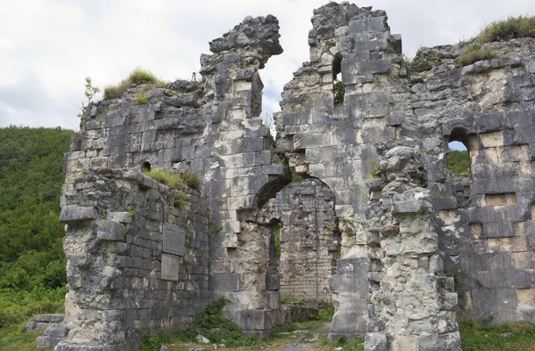 As ruínas do templo Bzyb construído no século IX-X na Abcásia — Fotografia de Stock
