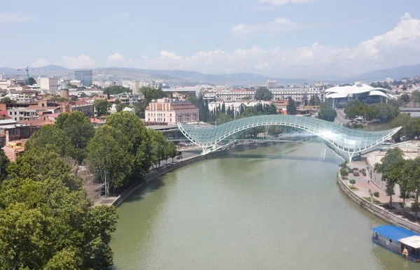 TBILISI, GEORGIE - 7 août : Pont de la Paix le 7 août 2013. Le pont s'étend sur la rivière Kura et relie les zones du vieux Tbilissi . — Photo