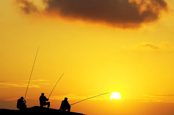 Pescadores que pescam antes do pôr do sol — Fotografia de Stock