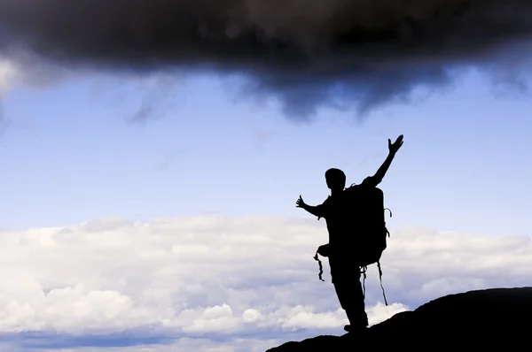 Hombre en la cima de la montaña. — Foto de Stock