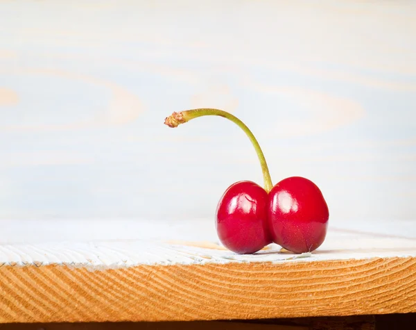 Eski ahşap bir kiraz. — Stok fotoğraf