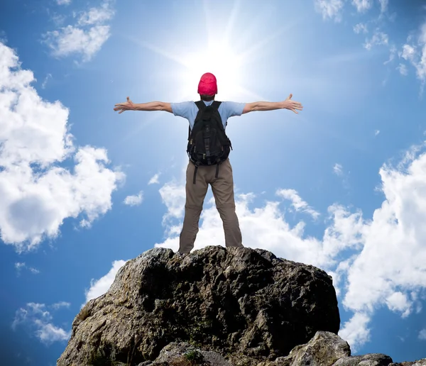 L'uomo in cima alla montagna. — Foto Stock