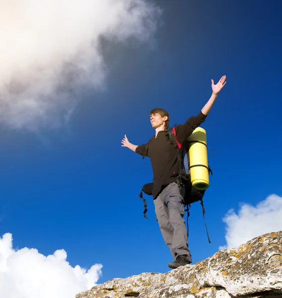 Man op top van de berg. — Stockfoto