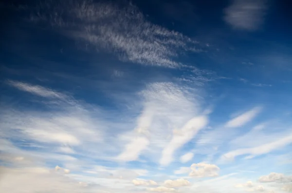 Wolken in een blauwe lucht — Stockfoto