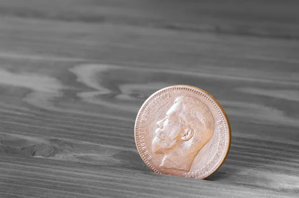 Oude zilveren munt op houten tafel — Stockfoto