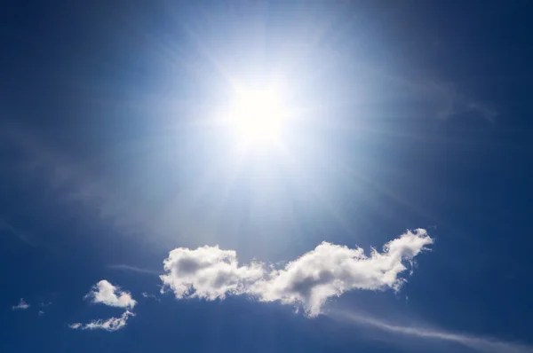 Λαμπρό ήλιο στο καταγάλανο ουρανό — Φωτογραφία Αρχείου