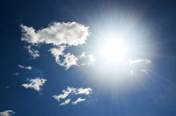 Skiner solen på klarblå himmel — Stockfoto