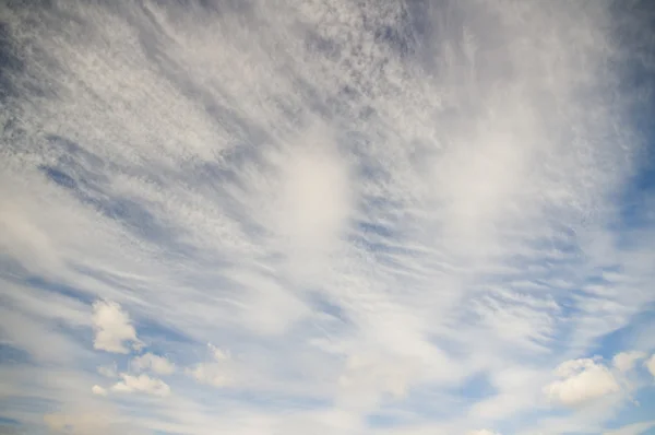 Cielo luz del día y nubes blancas . — Foto de Stock