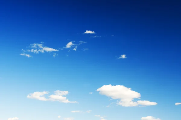 Cielo luz del día y nubes blancas . — Foto de Stock